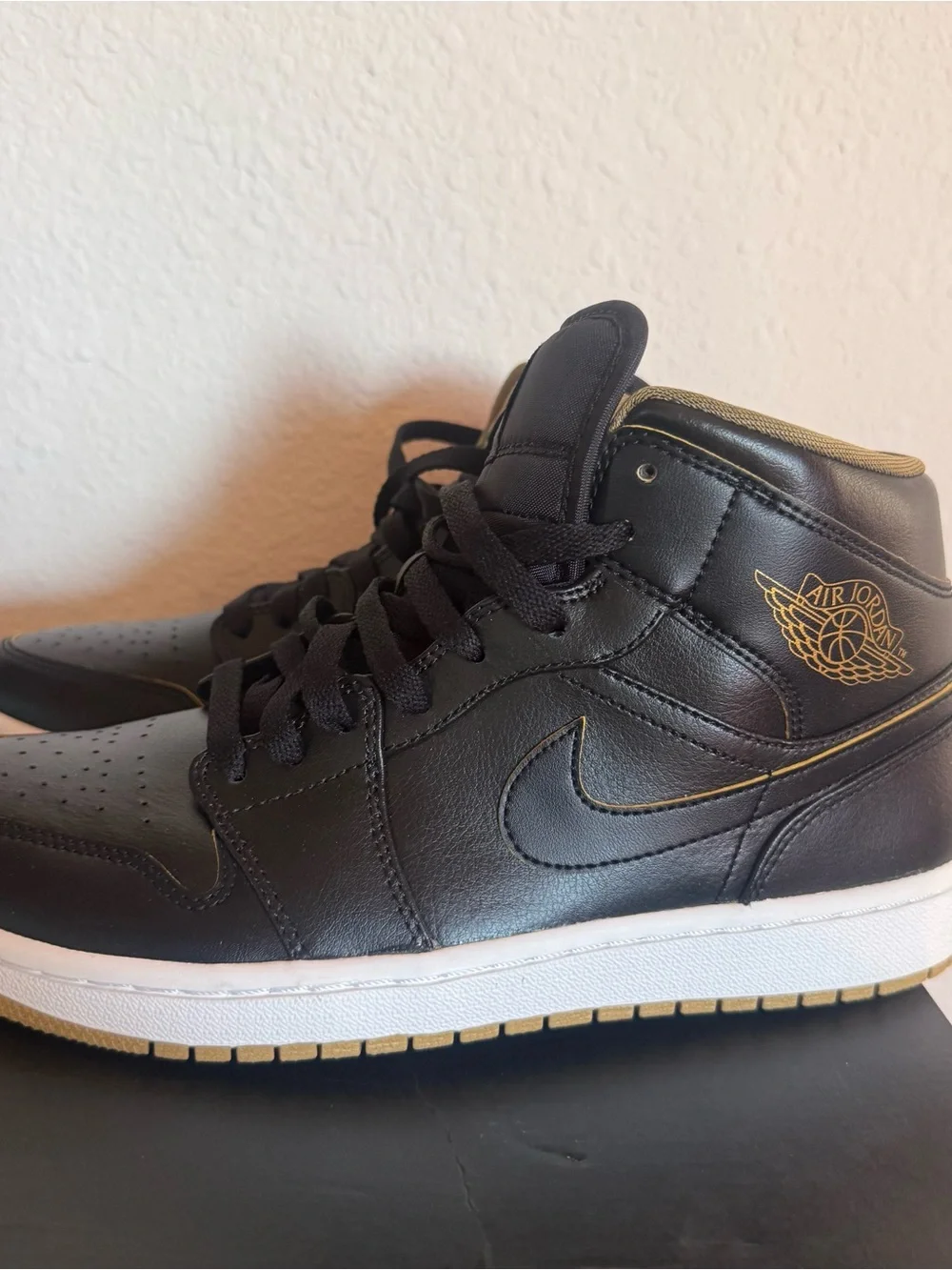 Air Jordon 1 Mid Black Metallic Gold White Men’s Size 9.5 554724 042